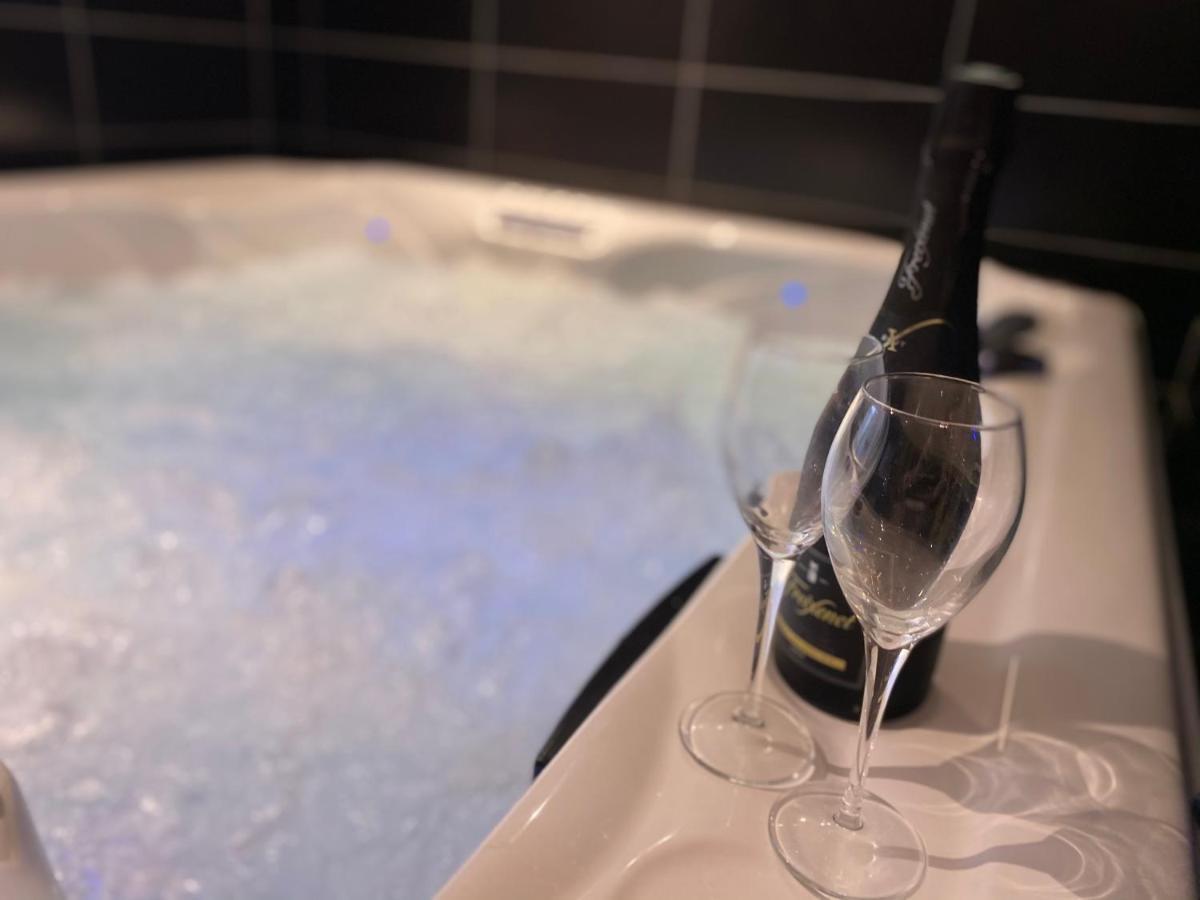 Escapade Romantique - Jacuzzi Et Parking Prive - 002 Lägenhet Rouen Exteriör bild
