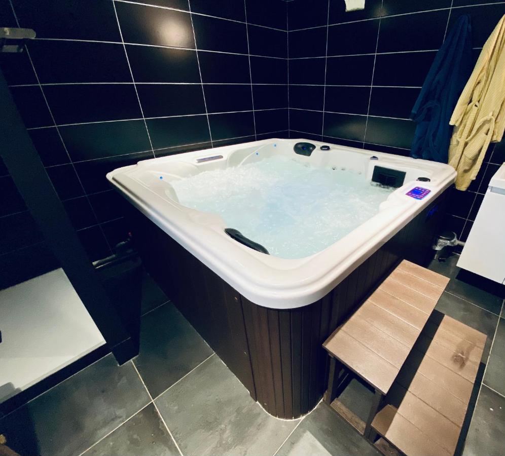 Escapade Romantique - Jacuzzi Et Parking Prive - 002 Lägenhet Rouen Exteriör bild