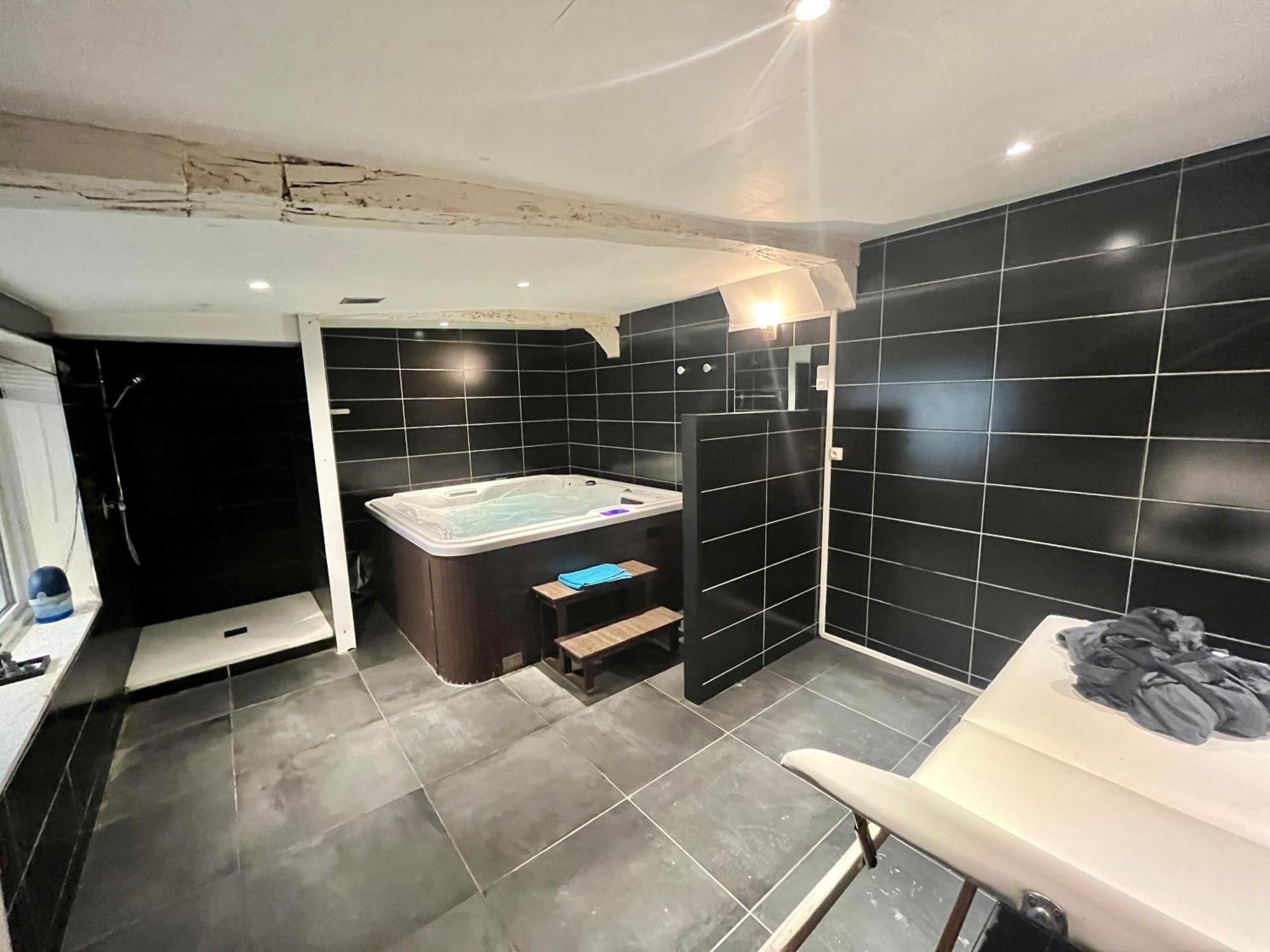 Escapade Romantique - Jacuzzi Et Parking Prive - 002 Lägenhet Rouen Exteriör bild