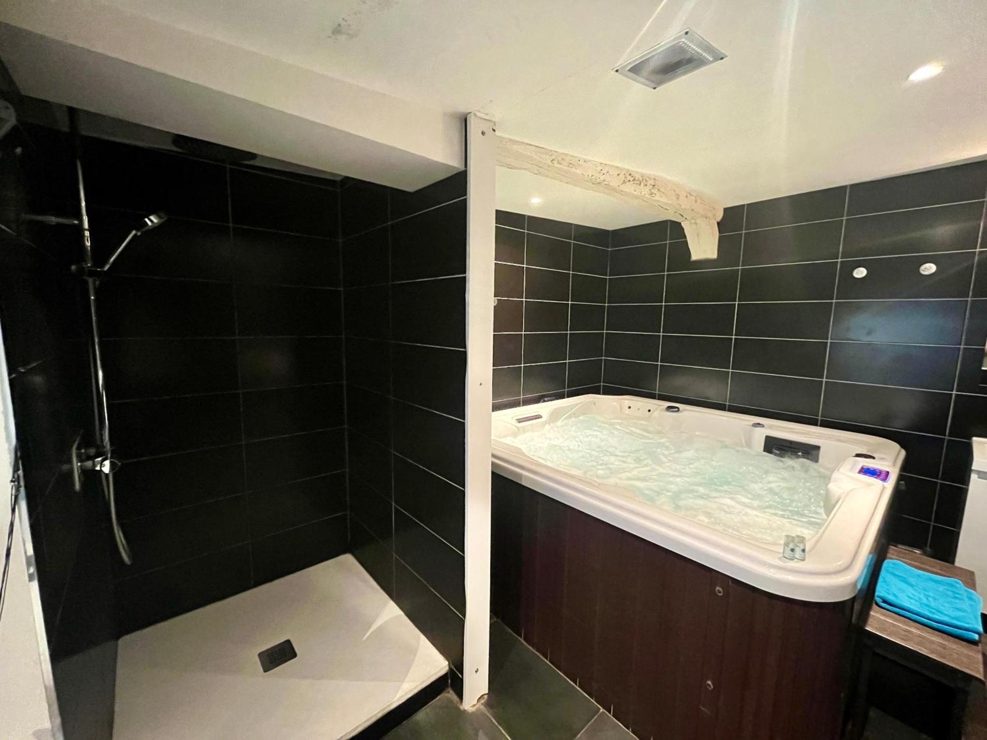 Escapade Romantique - Jacuzzi Et Parking Prive - 002 Lägenhet Rouen Exteriör bild